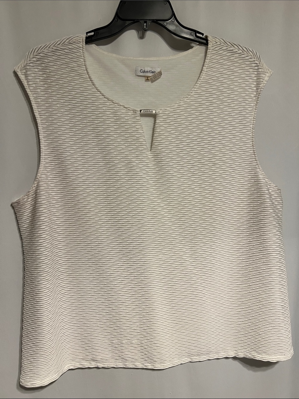 Calvin Klein Off-White Textured Keyhole Sleeveless Top